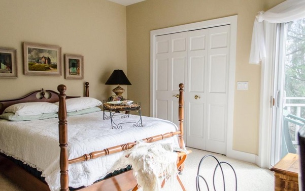 Original lake house bedroom before renovation