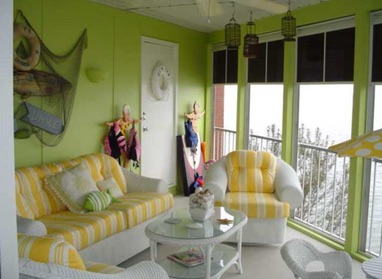 Green screened porch before refresh